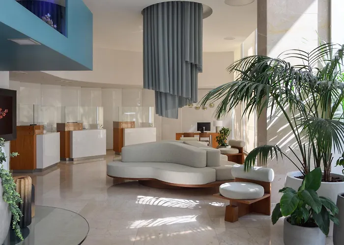 Meliá Oriente Hotel 4*